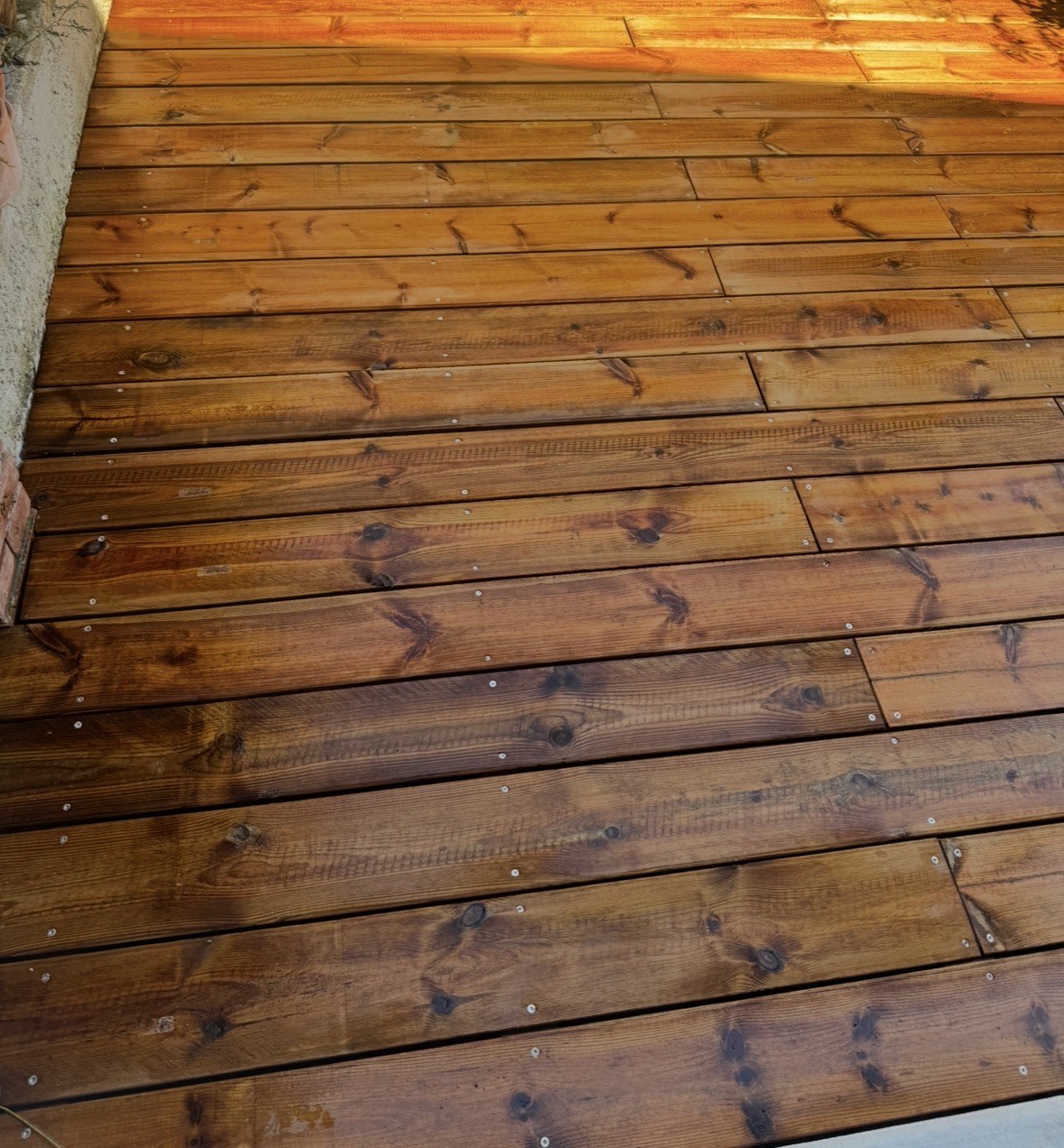 Détail de la terrasse en bois réalisée dans le patio