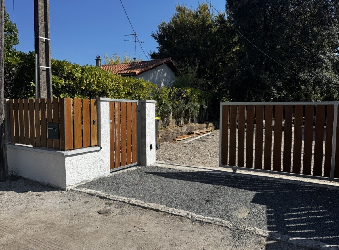 Réalisation d’un portail avec brise-vue bois