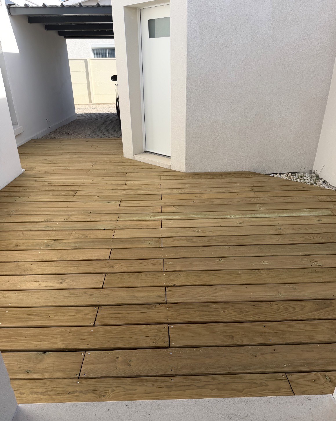 Terrasse en pin terminée dans le patio