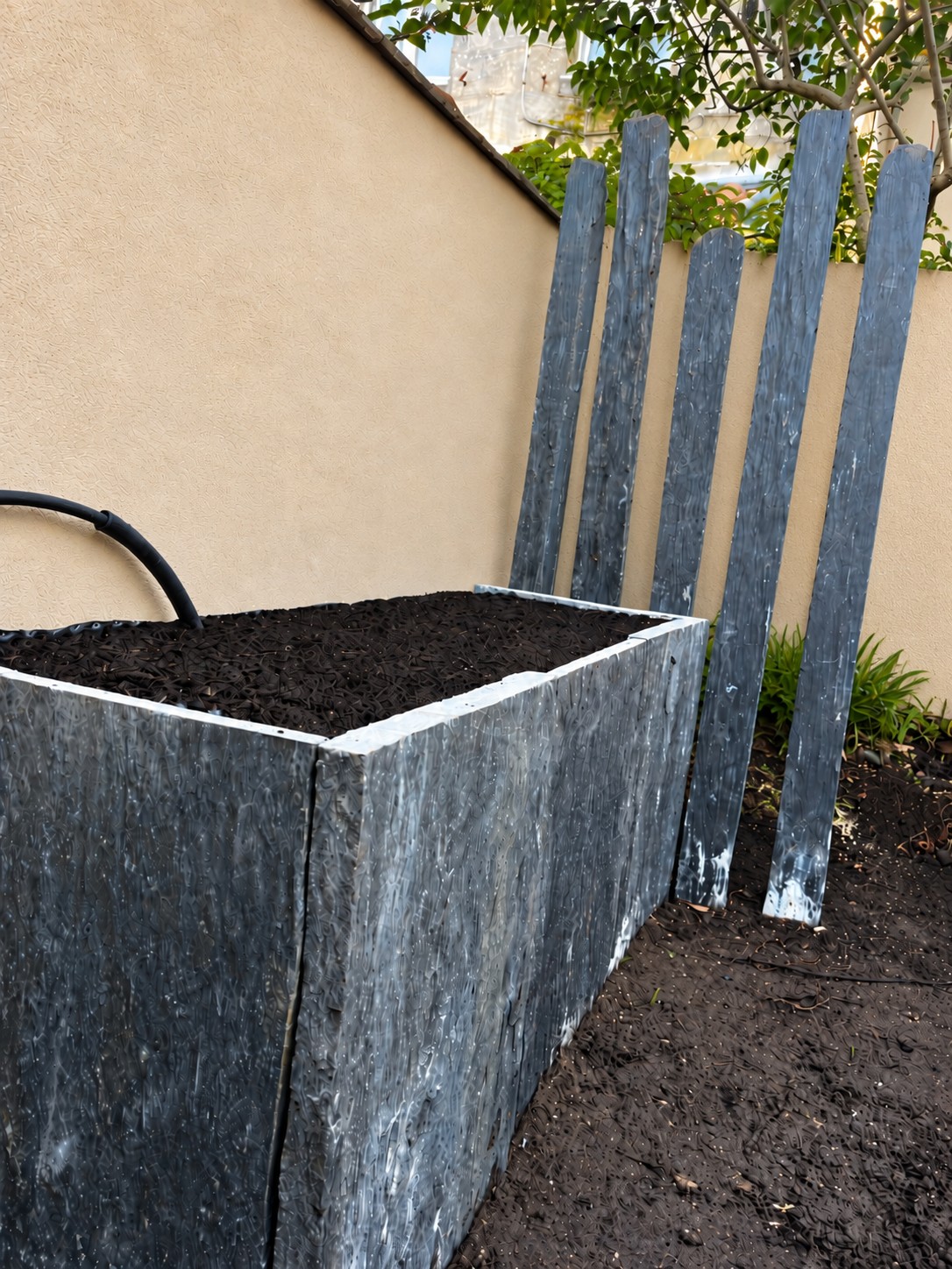 Jardinière maçonnée avec brise-vue en schiste